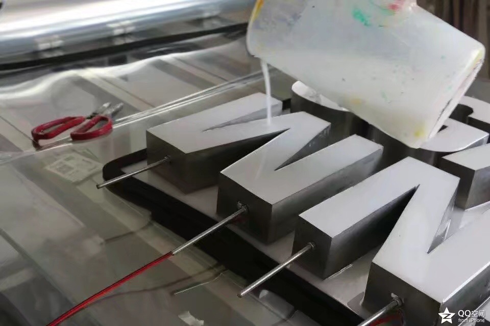 当树脂发光字的字壳钢面有脏物怎么清理，有什么方法预防..